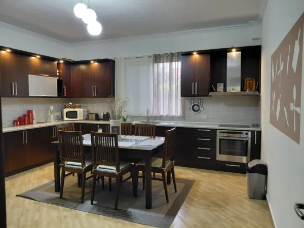 Elbasan, shitet 3 Katshe , 400 m² 250.000 € (Lagjia Emin Matraxhiu)