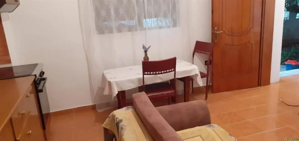Tirane, jepet me qera shtepi 1+1+Ballkon Kati 0, 75 m² 350 € (ne rrugen Jordan Misja Tirane)