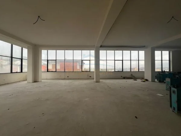 Tirane, shitet ambjent biznesi Kati 2, 1.370 m² 1.200.000 € 