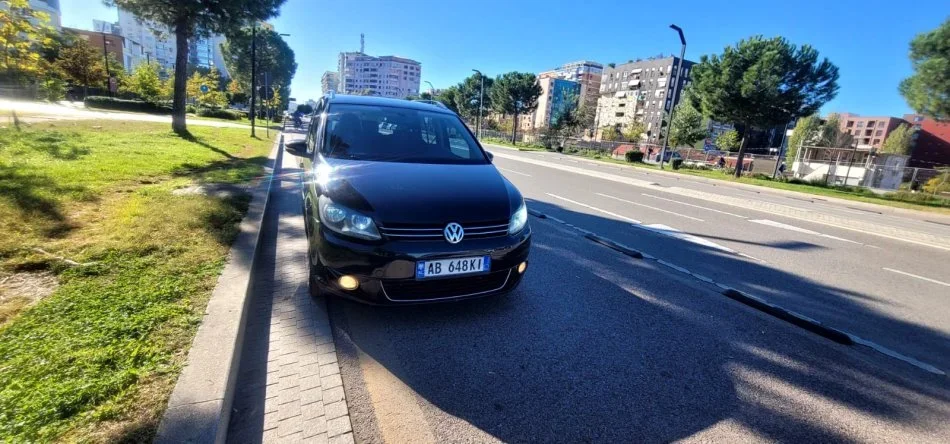 Tirane, shes makine Touran Nafte, e zeze automatik Kondicioner 300.000 km 6.500 €