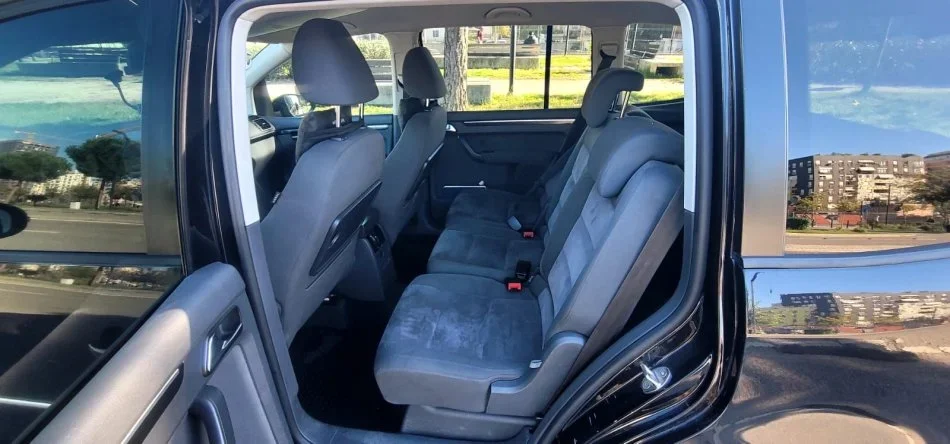 Tirane, shes makine Touran Nafte, e zeze automatik Kondicioner 300.000 km 6.500 €