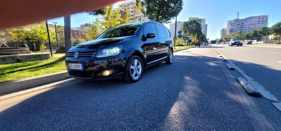 Tirane, shes makine Touran Nafte, e zeze automatik Kondicioner 300.000 km 6.500 €