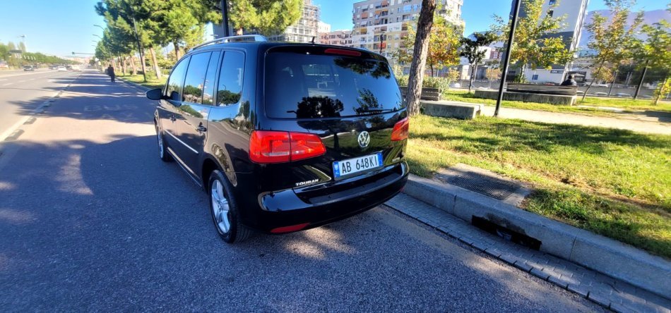 Tirane, shes makine Touran Nafte, e zeze automatik Kondicioner 300.000 km 6.500 €