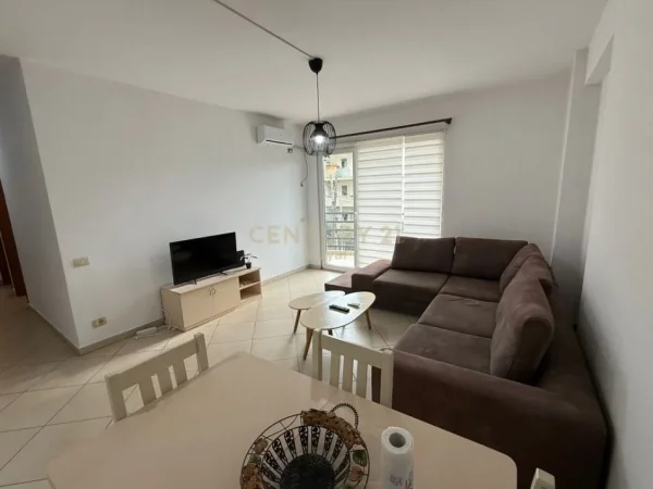 Tirane, jepet me qera apartament 2+1+Ballkon Kati 1, 90 m² 550 € (Rruga Skender Shtylla)