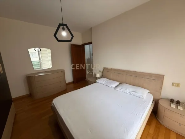 Tirane, jepet me qera apartament 2+1+Ballkon Kati 1, 90 m² 550 € (Rruga Skender Shtylla)