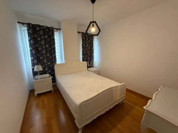 Tirane, jepet me qera apartament 2+1+Ballkon Kati 1, 90 m² 550 € (Rruga Skender Shtylla)