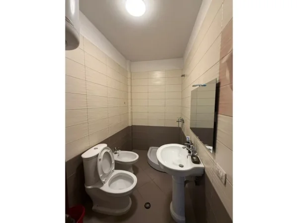 Tirane, jepet me qera apartament 2+1+Ballkon Kati 1, 90 m² 550 € (Rruga Skender Shtylla)