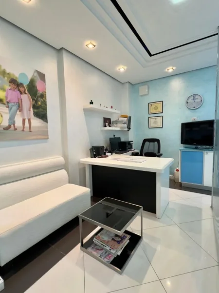 Tirane, jepet me qera ambjent biznesi Kati 1, 60 m² 800 € (Rr. Millosh Shutku)