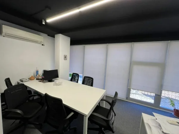 Tirane, jepet me qera ambjent biznesi Kati 2, 72 m² 1.100 € (Pazari i ri)