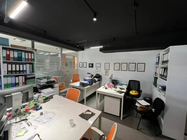 Tirane, jepet me qera ambjent biznesi Kati 2, 72 m² 1.100 € (Pazari i ri)