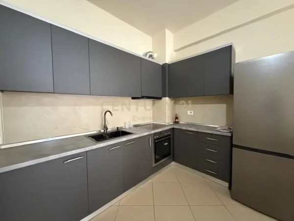 Tirane, jepet me qera apartament 2+1+Ballkon Kati 4, 100 m² 600 € (pallati me shigjeta)