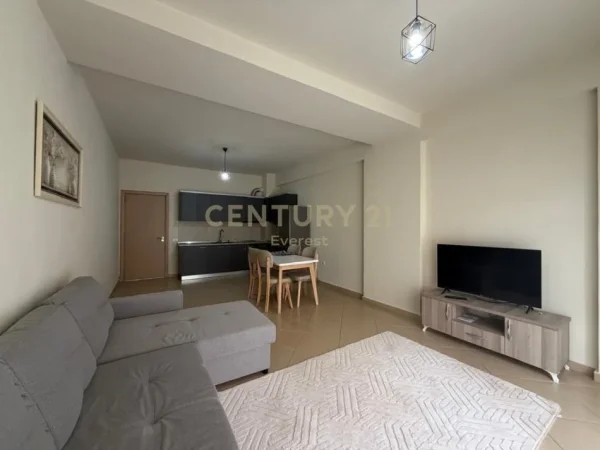 Tirane, jepet me qera apartament 2+1+Ballkon Kati 4, 100 m² 600 € (pallati me shigjeta)