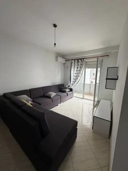 Tirane, jepet me qera apartament 1+1+Ballkon Kati 3, 77 m² (Mikel Marubi)