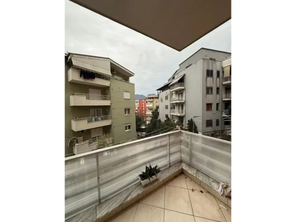Tirane, jepet me qera apartament 1+1 Kati 2, 45 m² 400 € (FRESK)