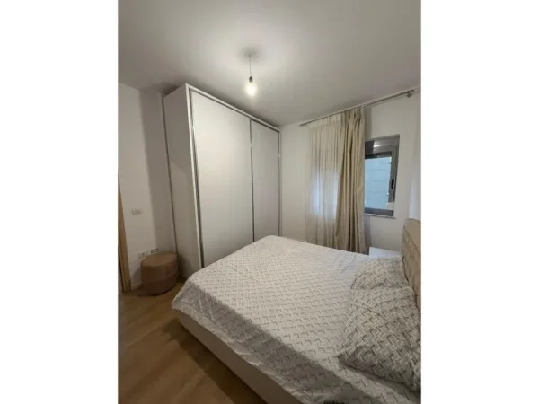 Tirane, jepet me qera apartament 1+1 Kati 2, 45 m² 400 € (FRESK)