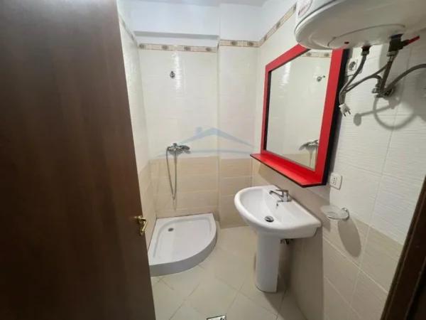 Tirane, jepet me qera apartament 2+1 Kati 3, 85 m² 600 € (RRUGA PETRELA)
