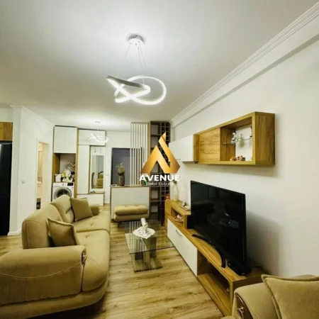 Tirane, jepet me qera apartament 1+1 Kati 5, 510 € (Kompleksi Grand Yzberisht)