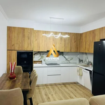 Tirane, jepet me qera apartament 1+1 Kati 5, 510 € (Kompleksi Grand Yzberisht)