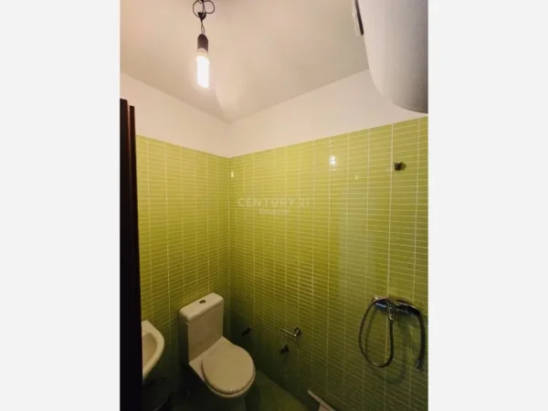 Tirane, jepet me qera zyre Kati 6, 107 m² 600 € (Rruga Jordan Misja)