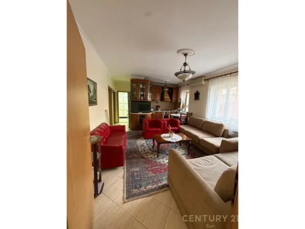 Tirane, jepet me qera apartament 3+1 Kati 2, 750 € (Gjimnazi Petro Nini Luarasi)