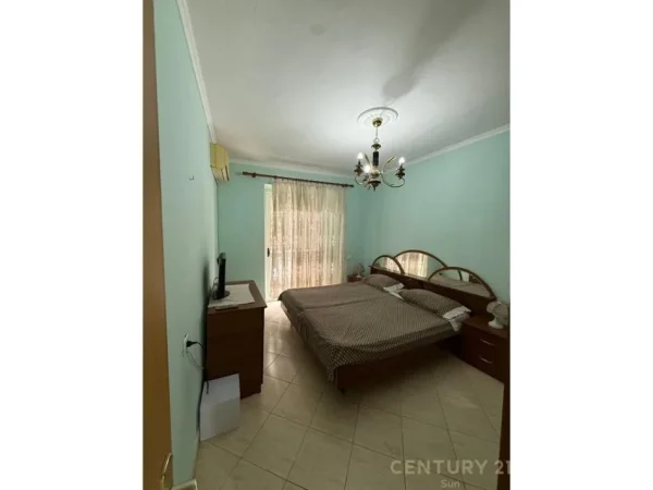 Tirane, jepet me qera apartament 3+1 Kati 2, 750 € (Gjimnazi Petro Nini Luarasi)