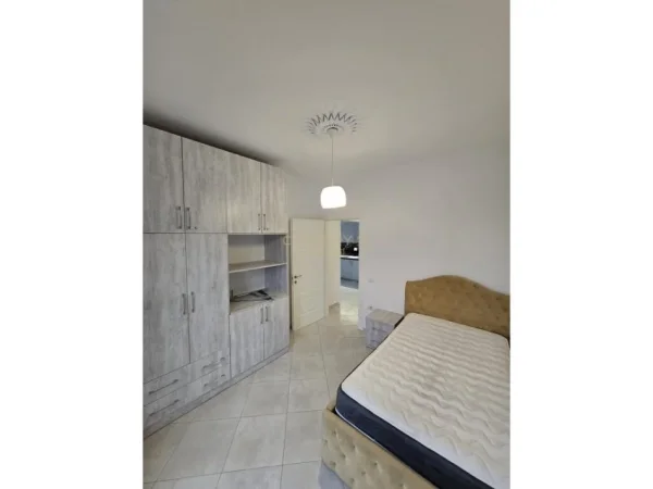 Tirane, jepet me qera apartament 2+1 Kati 4, 83 m² 900 € (kopshti zologjik)