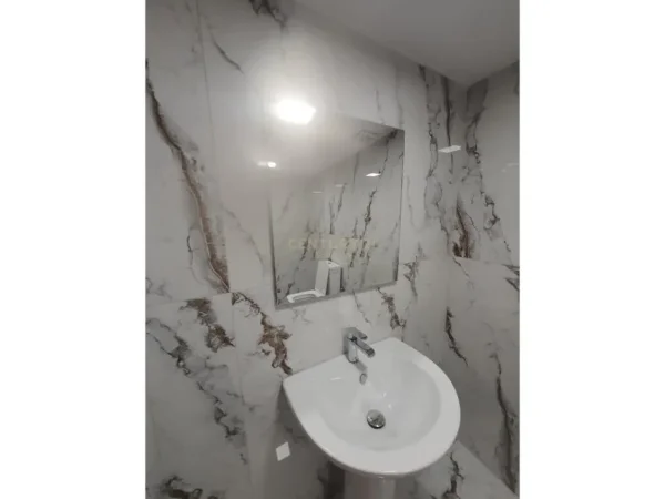 Tirane, jepet me qera ambjent biznesi Kati 0, 60 m² 650 € (rruga e barrikadave)
