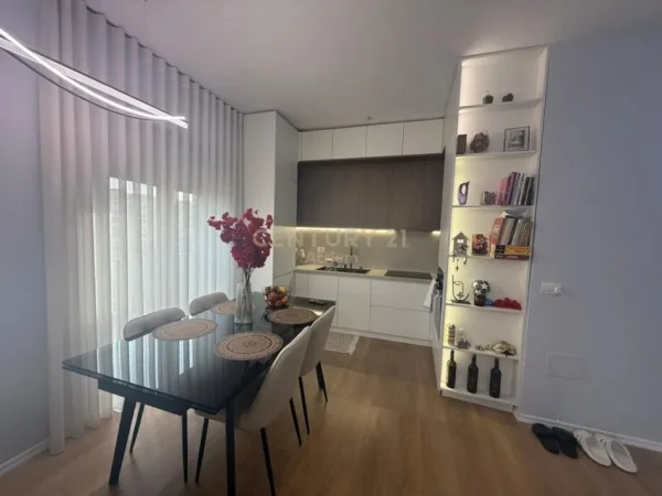 Tirane, shes apartament 1+1 Kati 5, 82 m² 155.000 € (porcelan)