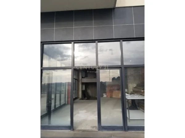 Tirane, jepet me qera ambjent biznesi Kati 1, 200 m² 1.000 € (shkoze)