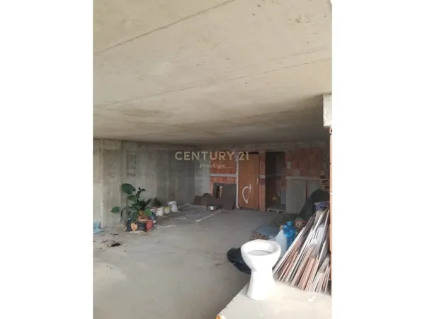 Tirane, jepet me qera ambjent biznesi Kati 1, 200 m² 1.000 € (shkoze)