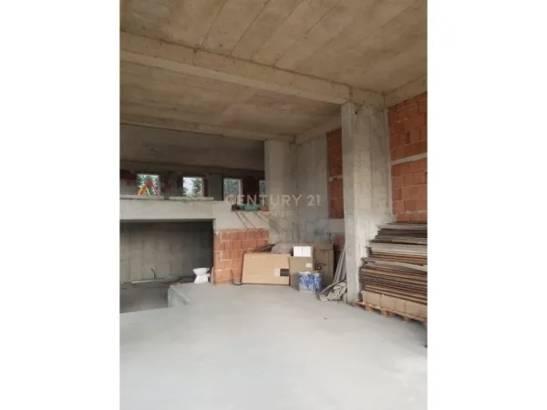 Tirane, jepet me qera ambjent biznesi Kati 1, 200 m² 1.000 € (shkoze)