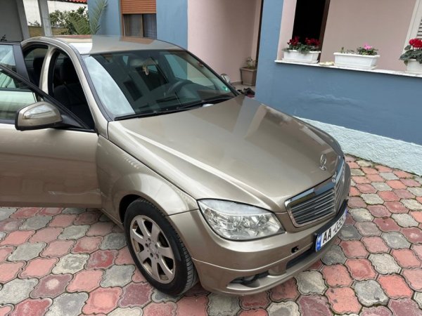 Tirane, shitet makine SHITET okazion Nafte, bezhë manuale 4.000 €