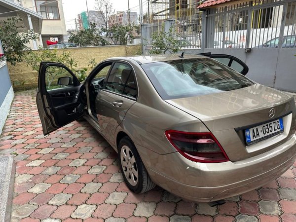 Tirane, shitet makine SHITET okazion Nafte, bezhë manuale 4.000 €