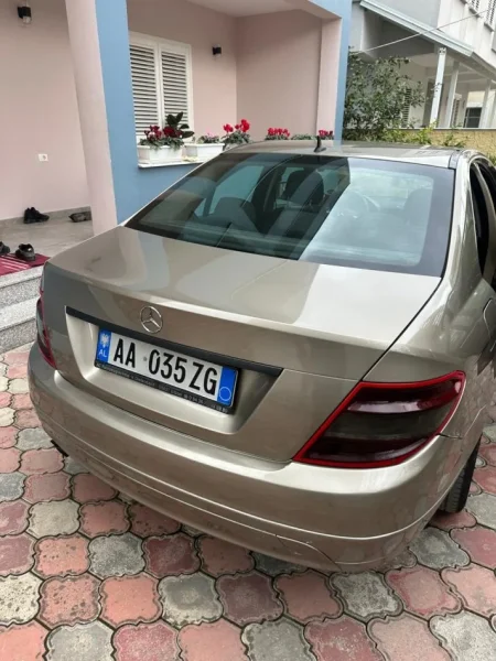 Tirane, shitet makine SHITET okazion Nafte, bezhë manuale 4.000 €