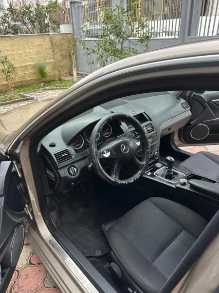 Tirane, shitet makine SHITET okazion Nafte, bezhë manuale 4.000 €