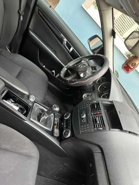 Tirane, shitet makine SHITET okazion Nafte, bezhë manuale 4.000 €