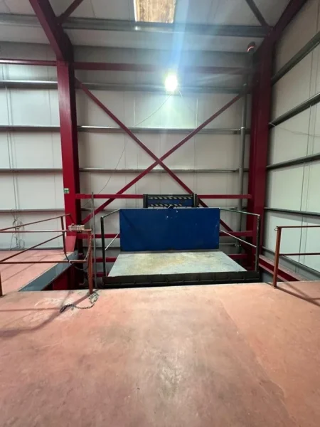 Tirane, jepet me qera magazine Kati 1, 1.700 m² (Vaqarr)