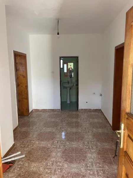 Tirane, jepet me qera shtepi 1+1+Ballkon Kati 1, 70 m² 250 € (rruga feti gjilani, misto mame,sa kalon spitalin amerikan 3)