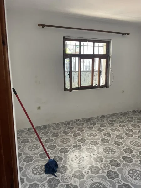 Tirane, jepet me qera shtepi 1+1+Ballkon Kati 1, 70 m² 250 € (rruga feti gjilani, misto mame,sa kalon spitalin amerikan 3)