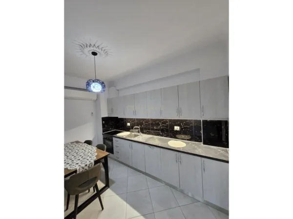 Tirane, jepet me qera apartament 2+1 Kati 4, 83 m² 900 € (kopshti zoologjik)
