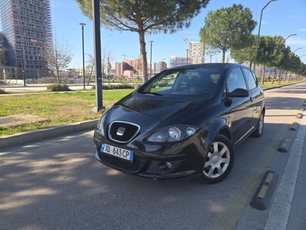 Tirane, shes makine Seat Altea Benzin+Gaz, e zeze manuale Klima 250.000 km 2.500 €