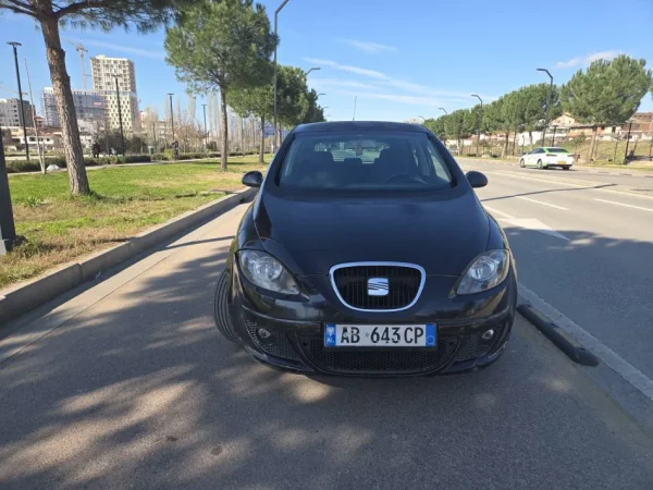 Tirane, shes makine Seat Altea Benzin+Gaz, e zeze manuale Klima 250.000 km 2.500 €