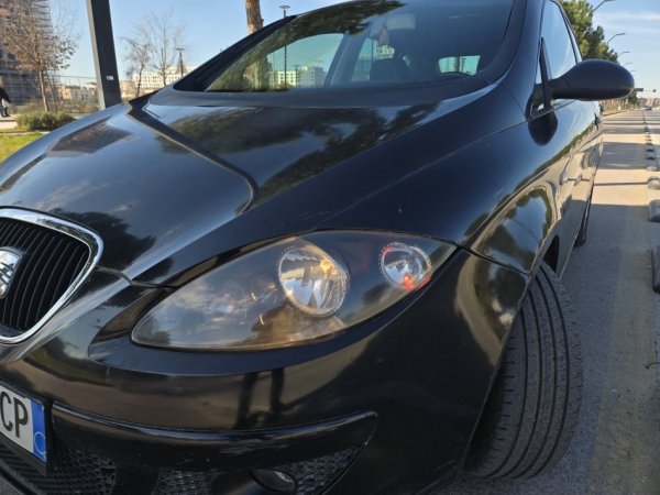 Tirane, shes makine Seat Altea Benzin+Gaz, e zeze manuale Klima 250.000 km 2.500 €