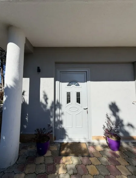 Tirane, jepet shtëpi me qera Kati 1 i një Vile 2+1, 100 m² 40.000 lekë të reja (Rruga Thoma Nasi, pranë Unazës Lindore)