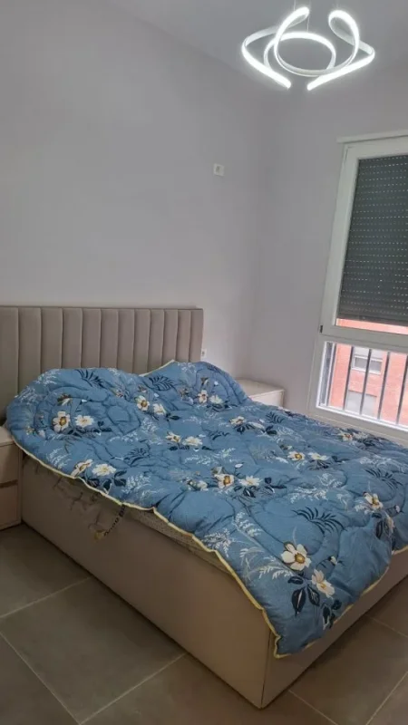 Tirane, jepet me qera apartament 2+1+Ballkon Kati 4, 110 m² (Rruga 5 maji)