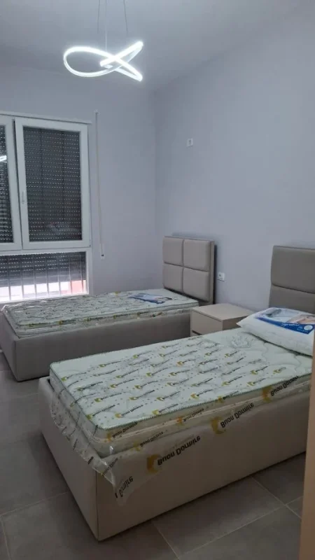 Tirane, jepet me qera apartament 2+1+Ballkon Kati 4, 110 m² (Rruga 5 maji)