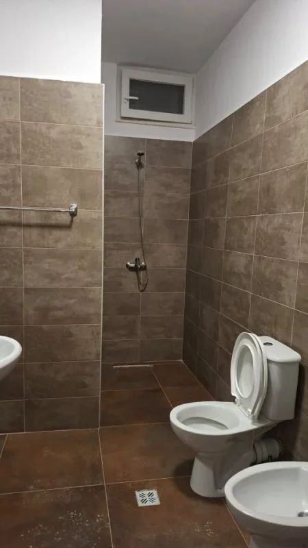 Tirane, jepet me qera apartament 2+1+Ballkon Kati 4, 110 m² (Rruga 5 maji)