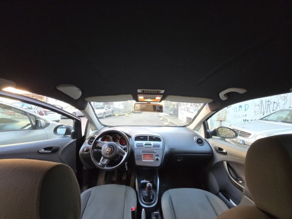 Tirane, shes makine Seat Altea Benzin+Gaz, e zeze manuale Klima 250.000 km 2.500 €