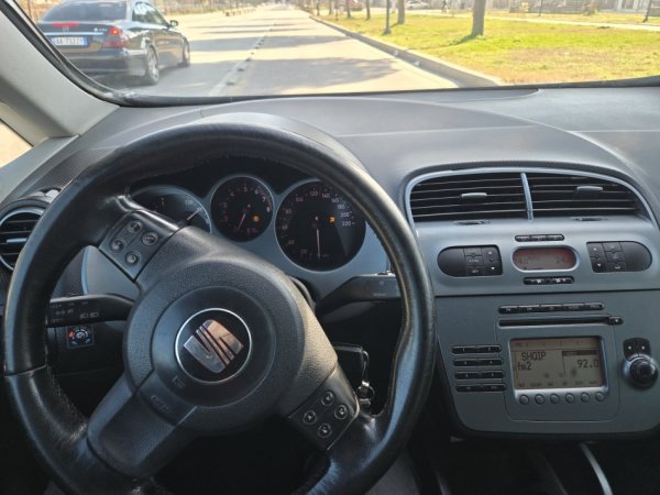 Tirane, shes makine Seat Altea Benzin+Gaz, e zeze manuale Klima 250.000 km 2.500 €