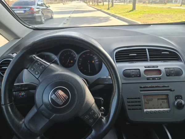 Tirane, shes makine Seat Altea Benzin+Gaz, e zeze manuale Klima 250.000 km 2.500 €